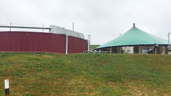 zwei große Behälter einer Biogasanlage